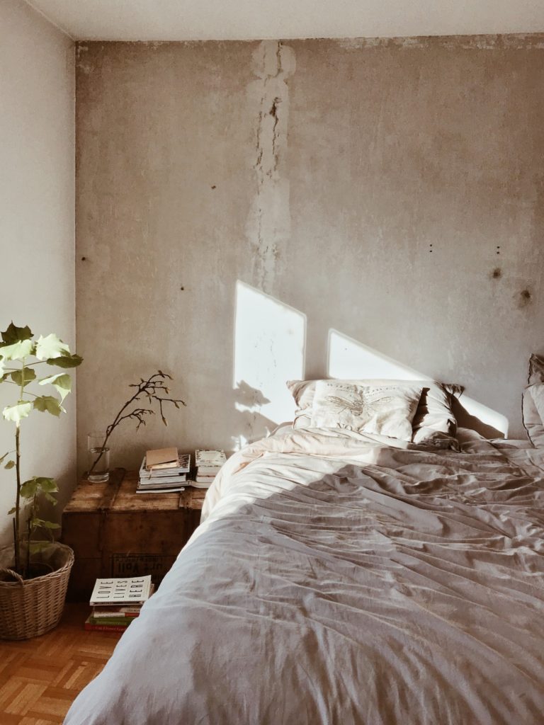 Une chambre avec un mur en pierre