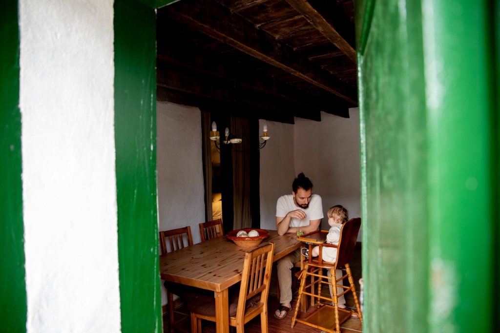 Un père et son enfant prennent le petit déjeuner dans un gite de France